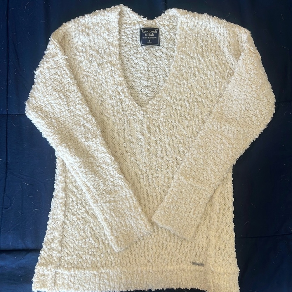 Beautiful Abercrombie & Fitch cream sweater
